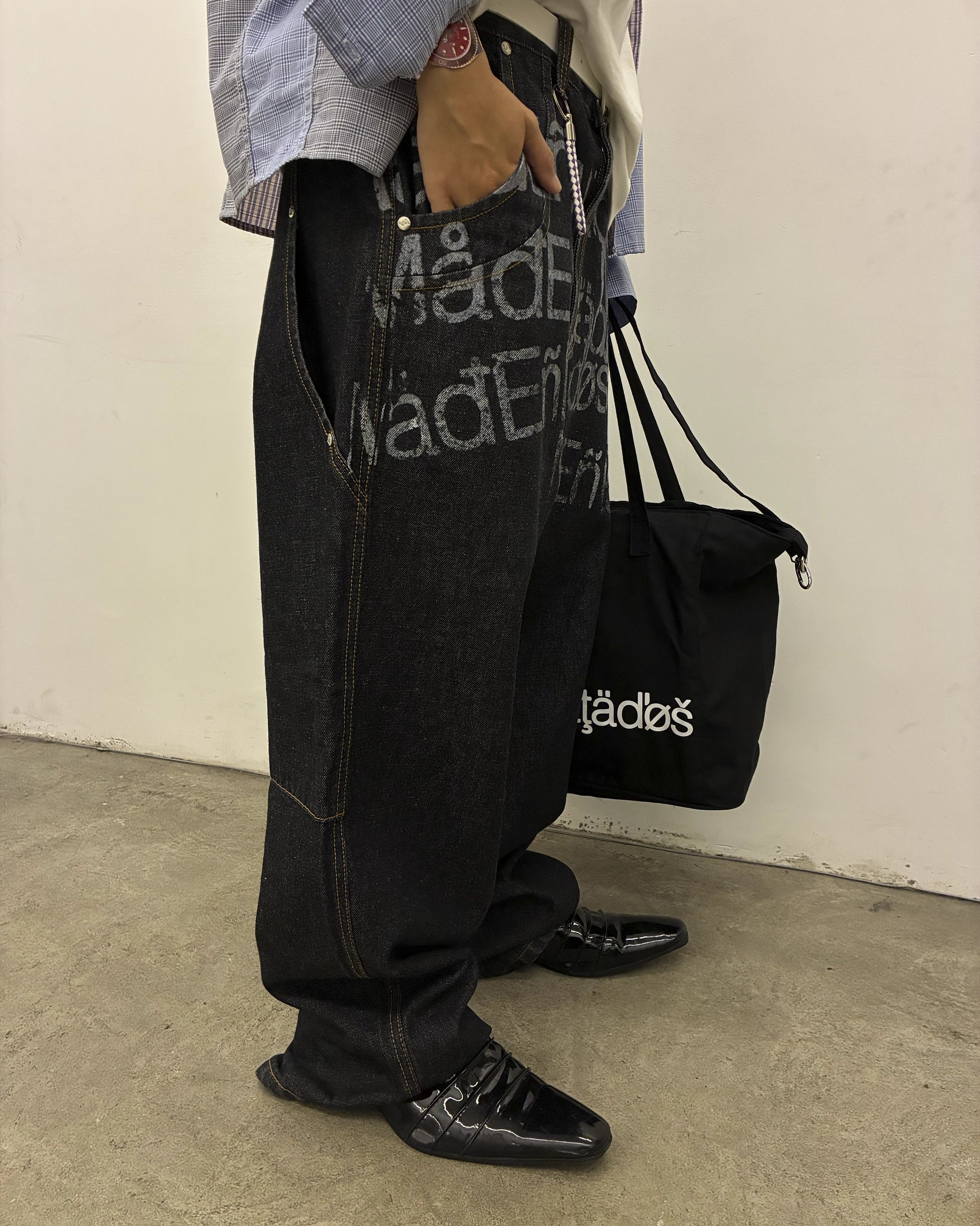 Calça Jeans "Caracteres" Preta