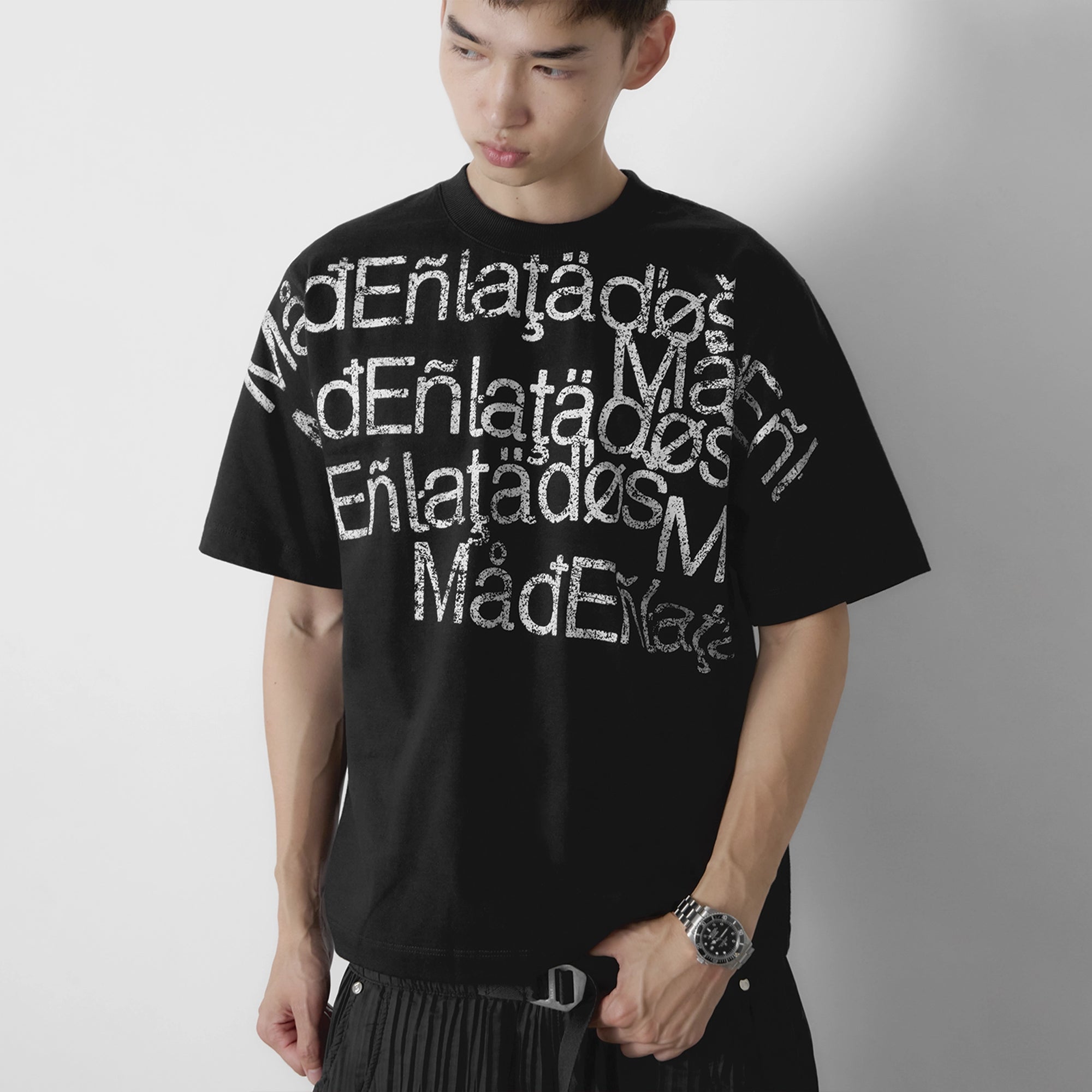 Camiseta "Caracteres" Preta